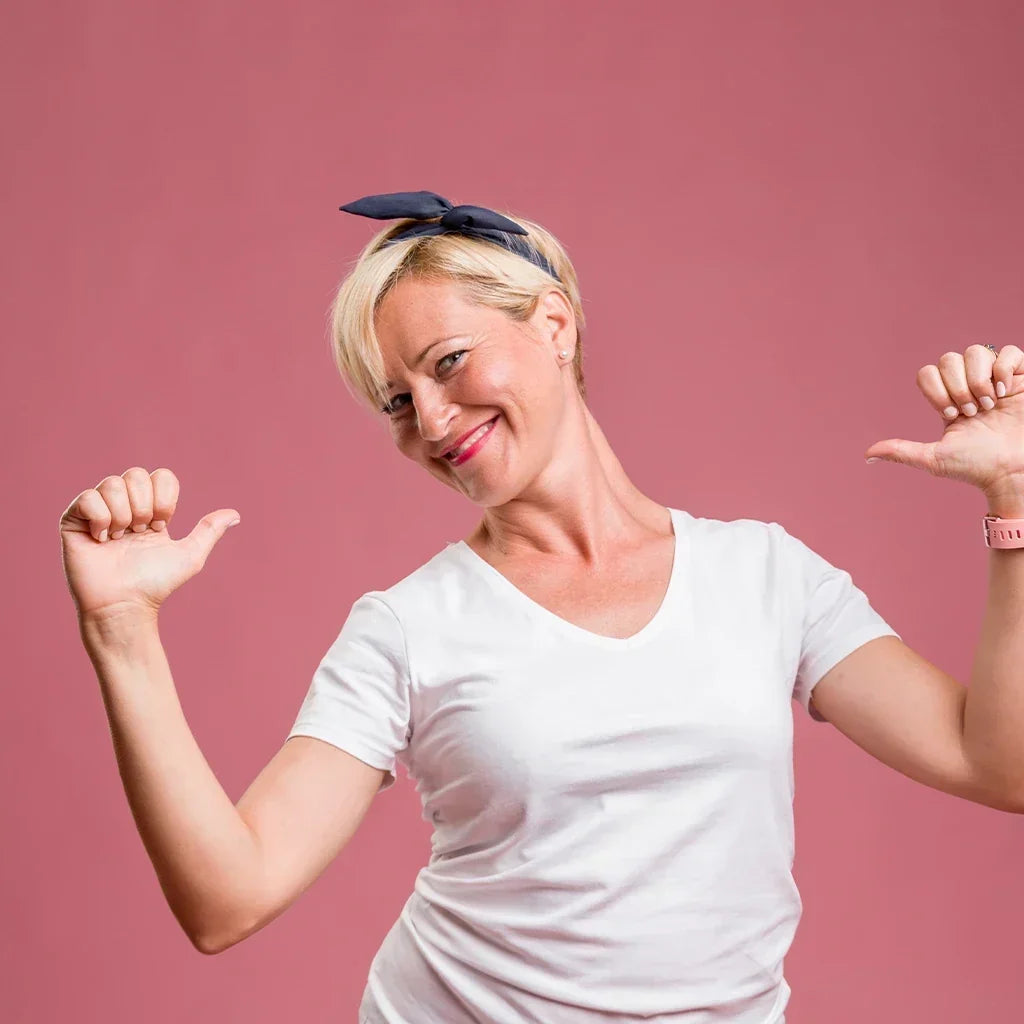 Zrelaksowana, dojrzała kobieta ciesząca się spokojnym porankiem, dzięki naturalnym kroplom Ashwagandha od Avoice Vitality wspierających łagodzenie objawów menopauzy i obniżenie kortyzolu.